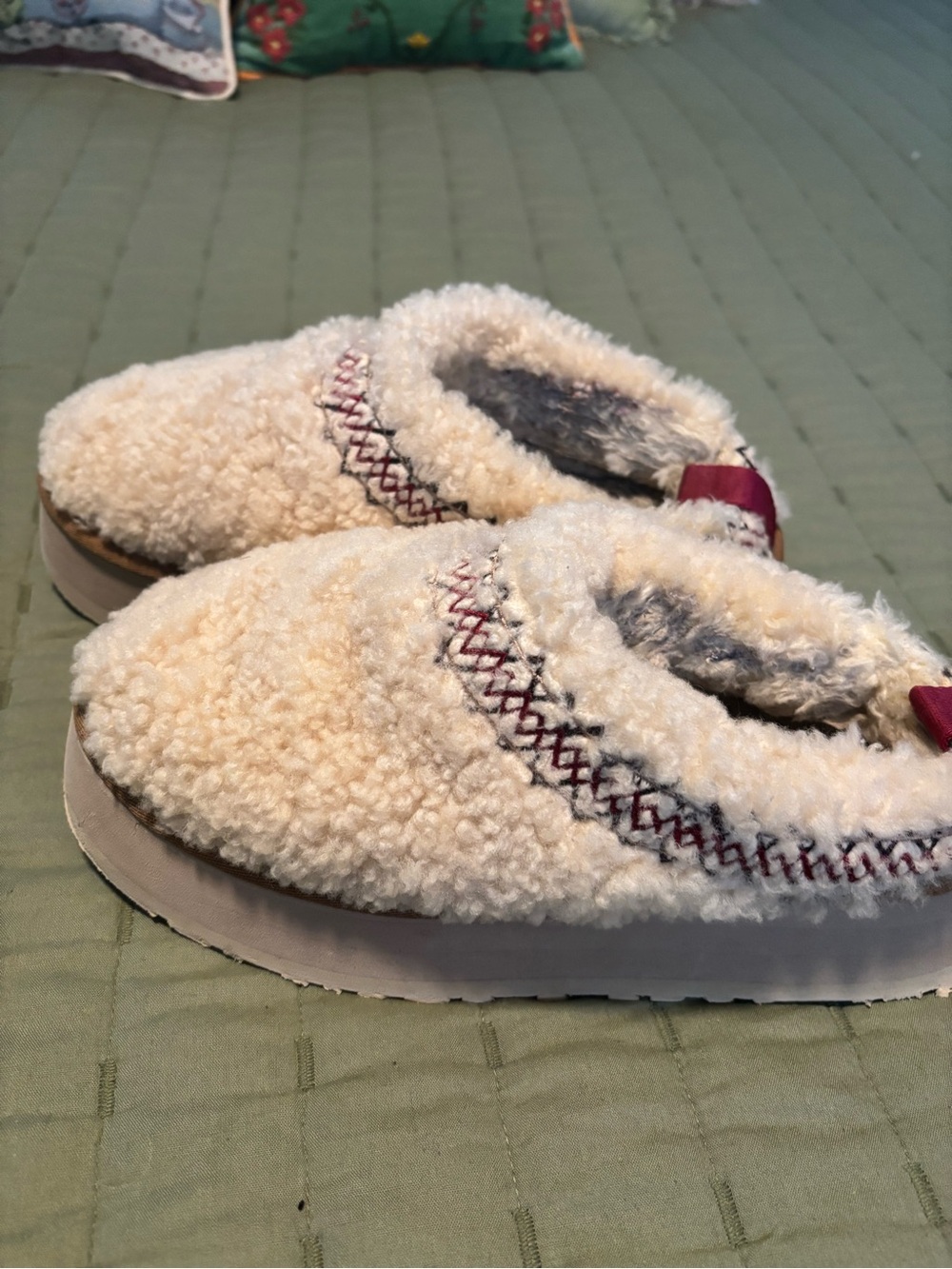 UGG Cream Sherpa Slip-On Slippers with Maroon Stitching: 7 but fit like 6